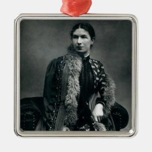 Adorno Metálico Señora Humphry Ward, 1881