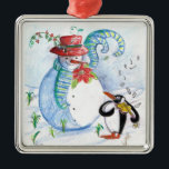 ADORNO METÁLICO SERENADE INVIERNO DE SNOWMAN Y PENGUIN<br><div class="desc">Pintado original de color pastel caprichoso,  pintado en tonos rojos azules y blancos,  muñeco de nieve y pingüino tocando violín en la nieve de invierno con flores rojas,  florido.de Bulgan Lumini (c)</div>