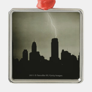 Adorno Metálico Siluetas de rascacielos y del relámpago en cielo