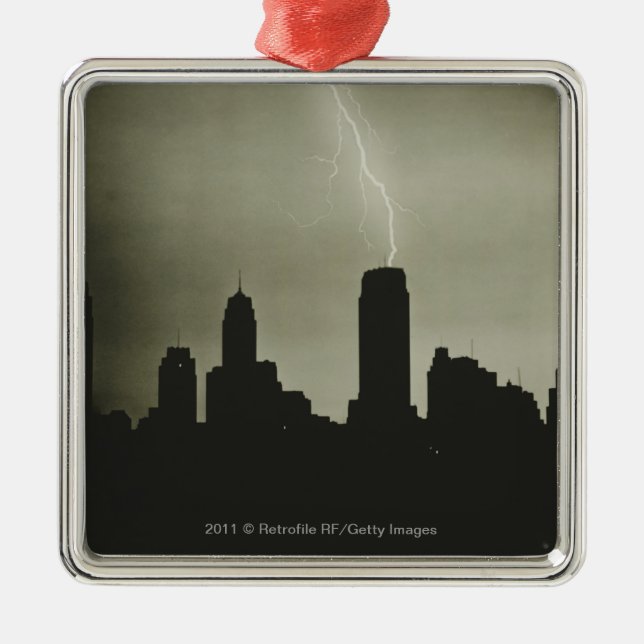 Adorno Metálico Siluetas de rascacielos y del relámpago en cielo (Frente)