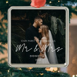Adorno Metálico Simple y moderna Primera Navidad como Mr. & Mrs Ph<br><div class="desc">Nuestra primera Navidad como Sr. y Sra.,  nuevo ornamento de fotos de hito. Una tipografía moderna para esta colección de ornamentos fotográficos. Para personalizar con tu foto favorita. También puede cambiar fácilmente el color del tipo de letra a su gusto.</div>