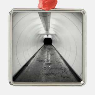 Adorno Metálico Singapur. Un túnel peatonal iluminado en