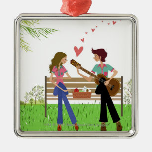 Adorno Metálico Sirva tocar la guitarra con una mujer al lado de