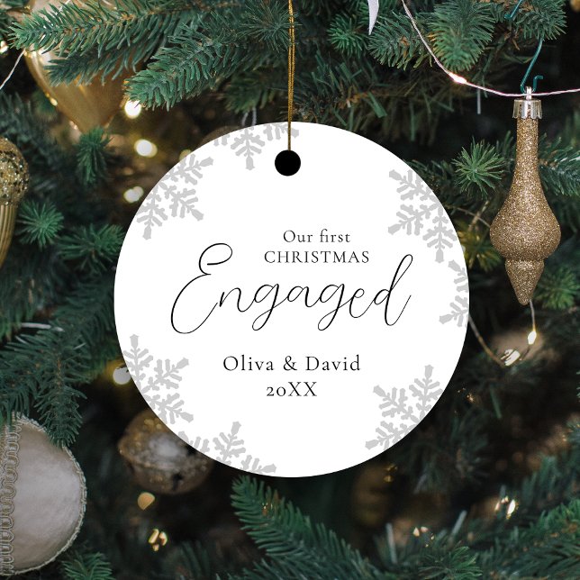 Adorno Metálico Snowflakes Our First Christmas Enged Script Meta (Snowflakes Our First Christmas Engaged Script Meta Metal Ornament)