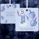Adorno Metálico Snowman Dreidels Cute Doble Lado Hanukkah<br><div class="desc">Estos adorables adornos de dos caras de Hanukkah son estupendos para ti mismo o para mantener a los amigos y la familia cuando intercambian regalos. Con un alegre muñeco de nieve judío en el frente y dos sueños a juego en un fondo azul pastel pálido, el sencillo texto azul oscuro...</div>