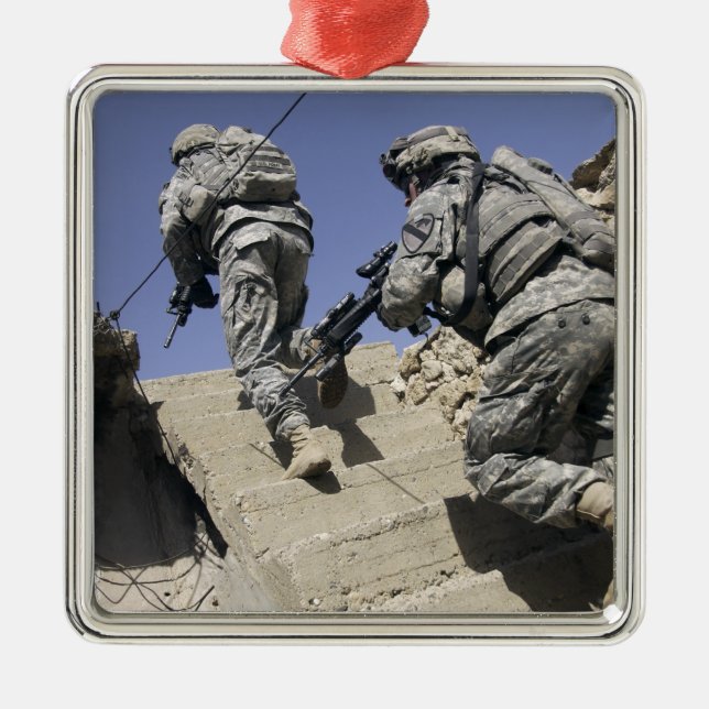 Adorno Metálico Soldados corriendo escaleras arriba de un edificio (Frente)