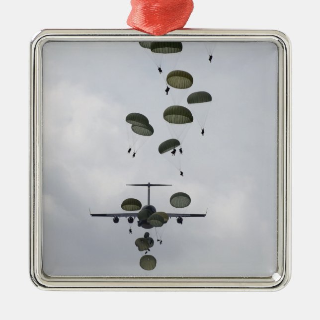 Adorno Metálico Soldados del ejército saltan de un Globemaster II  (Frente)