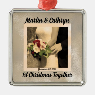 Adorno Metálico Solo casados con Navidades de nombre y primer año