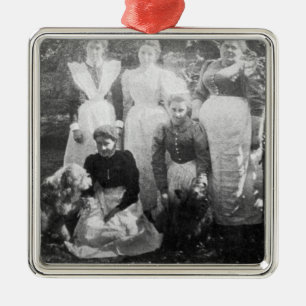 Adorno Metálico Sophia Farrell y criadas, 1899