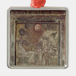 Adorno Metálico Stela que representa Aten que da vida y