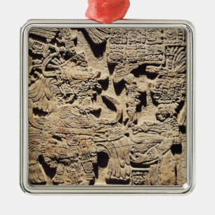 Adorno Metálico Stela que representa un alto sacerdote y a una