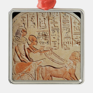 Adorno Metálico Stela que representa un escribano que conduce un