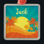 Adorno Metálico Sunset Beach nombre de diseño de surf retro tropic<br><div class="desc">Con el diseño de una playa tropical retro al atardecer con palmeras. Este surf de diseño está decorado en tonos rojos, naranjas y amarillos y recuerda a un balneario tropical en verano. Para los amantes del sol, el surf, la arena y las puestas de sol tropicales. Opción de nombre personalizado...</div>