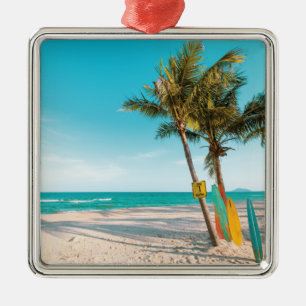 Adorno Metálico Surf board en la playa tirando almohada