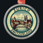 Adorno Metálico Tarjeta de arte de viajes Zurich Suiza Ilustracion<br><div class="desc">Diseño de viaje vectorial retro de Zurich. Las pintorescas callejuelas del centro de Altstadt (casco antiguo),  a ambos lados del río Limmat,  reflejan su historia pre-medieval.</div>