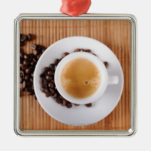 Adorno Metálico Taza del café express en una estera