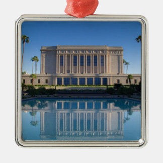 Adorno Metálico Templo de Mesa reflejando en una piscina azul