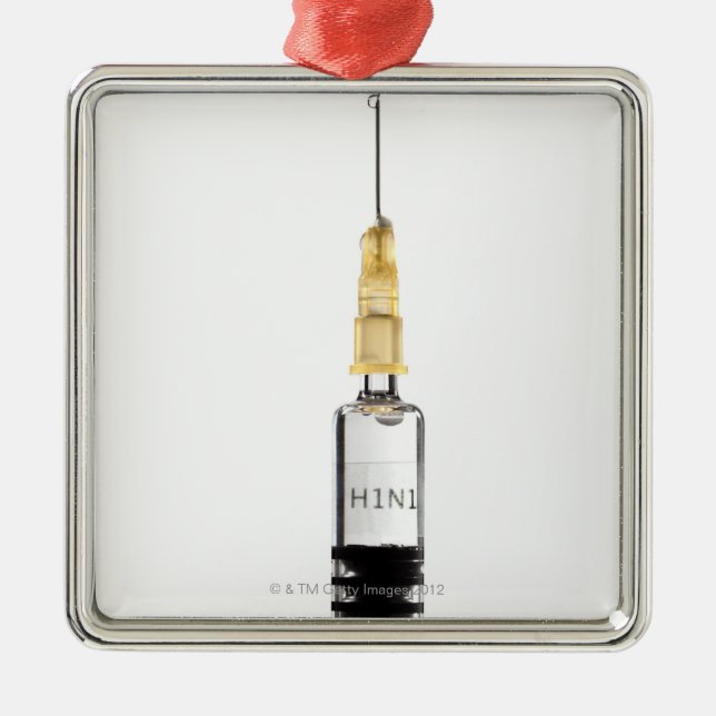 Adorno Metálico todavía vida, fondo blanco (Frente)