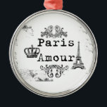 Adorno Metálico Torre Eiffel blanca negra del amorío de París del<br><div class="desc">Una imagen blanca negra francesa de la escritura del amorío de París del vintage ofrece una torre Eiffel y una corona del vintage con remolinos florales negros un diseño del estilo del vintage en el fondo blanco. La idea elegante perfecta del regalo para su o cualquier persona en cualquier ocasión....</div>