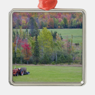 Adorno Metálico Tractor con paja de heno en campo verde con