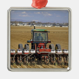 Adorno Metálico Tractor tirando una sembradora de maíz para semill