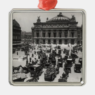 Adorno Metálico Tráfico delante del teatro de la ópera de París