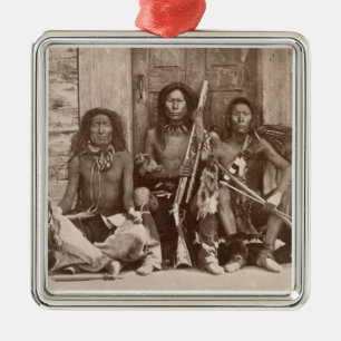Adorno Metálico Tres indio Braves, fotografiado por el inglés rea