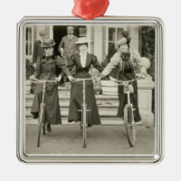 Tres mujeres en las bicicletas, 1900s tempranos