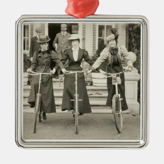 Adorno Metálico Tres mujeres en las bicicletas, 1900s tempranos (Frente)