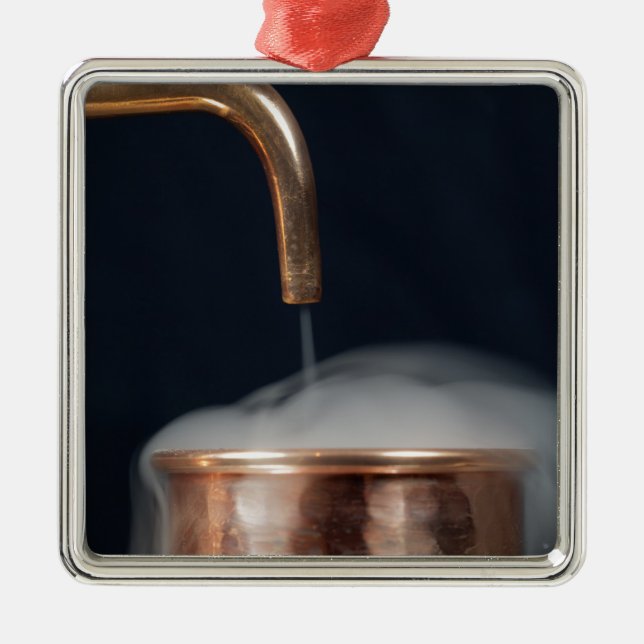 Adorno Metálico tubo de cobre de una destilería con vapor (Frente)