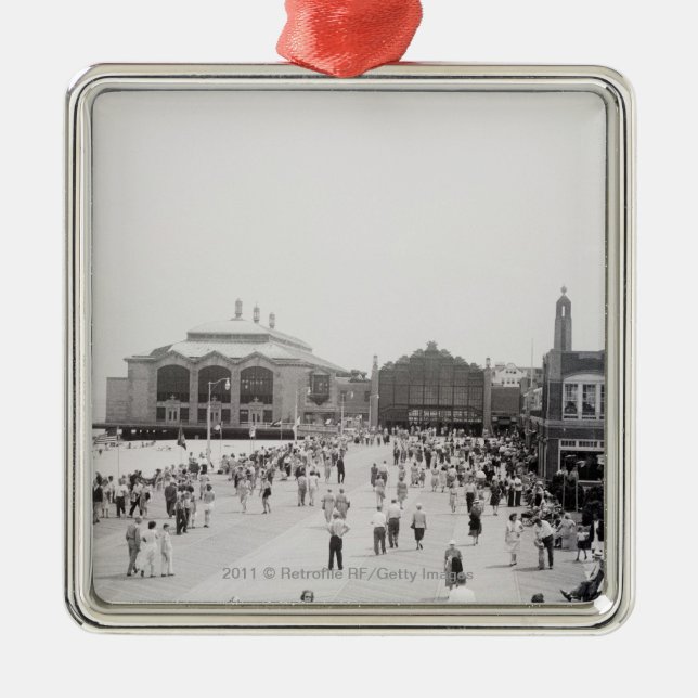 Adorno Metálico Turistas del centro turístico en explanada (Frente)