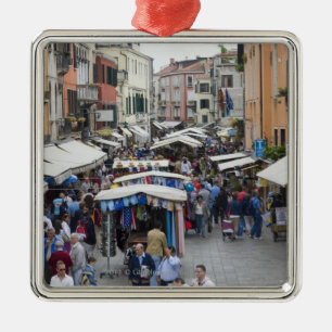 Adorno Metálico Turistas en un mercado callejero, Venecia, Italia