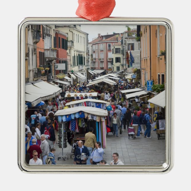Adorno Metálico Turistas en un mercado callejero, Venecia, Italia (Frente)