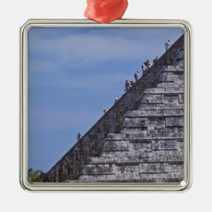 Adorno Metálico Turistas subiendo escaleras en ruinas de El