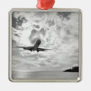 Adorno Metálico Un avión de pasajeros viene adentro para un