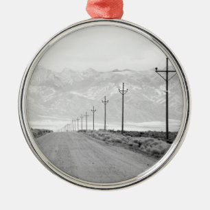 Adorno Metálico Un camino solitario y montañas de las líneas