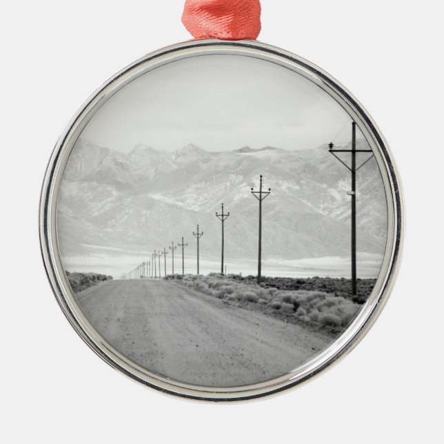 Adorno Metálico Un camino solitario y montañas de las líneas (Frente)