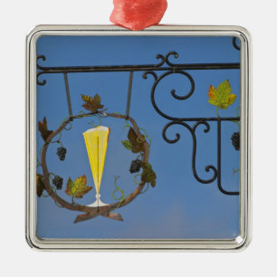 Adorno Metálico Un cartel de hierro forjado que ilustra el tema