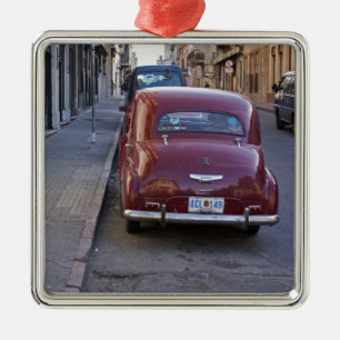 Adorno Metálico Un clásico coche rojo antiguo Peugeot estacionado