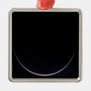 Adorno Metálico Un creciente sol-iluminado de la tierra