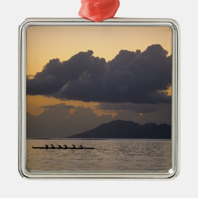 Adorno Metálico Un equipo de canoa de ultrardía practica frente a  (Frente)