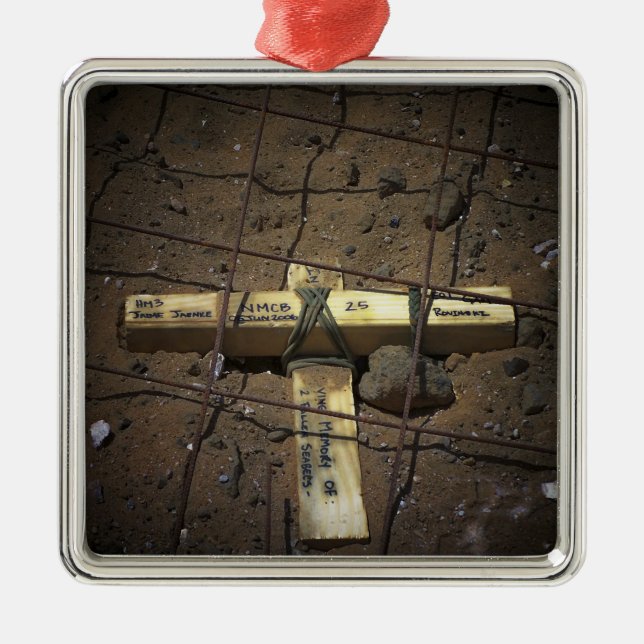 Adorno Metálico Un equipo de reparación de carreteras coloca una c (Frente)