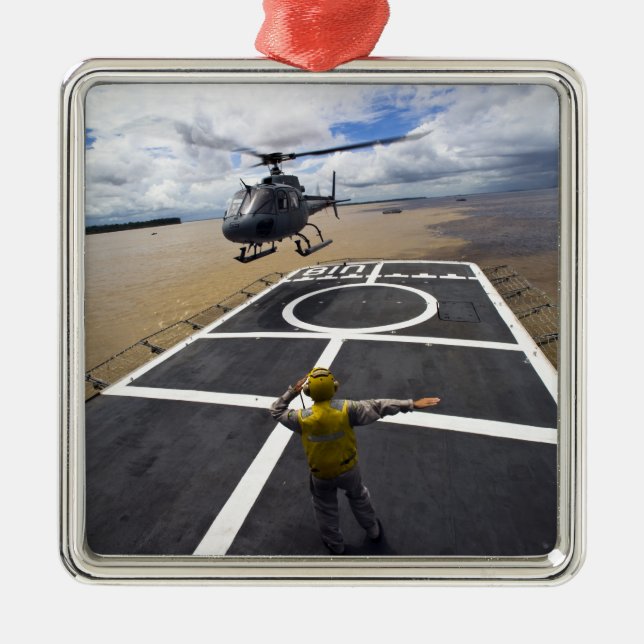 Adorno Metálico Un Eurocopter brasileño se prepara para desembarca (Frente)