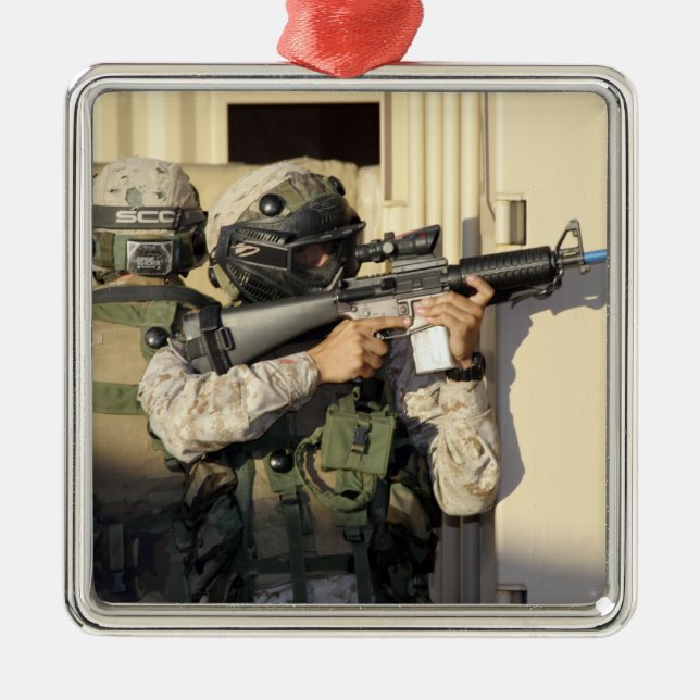 Adorno Metálico Un explorador de infantería apunta a su arma (Frente)