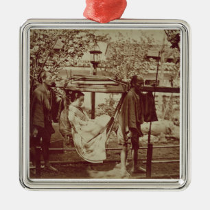 Adorno Metálico Un geisha que es llevado adentro una litera (foto