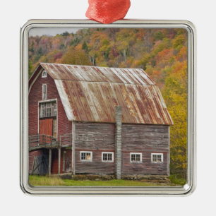 Adorno Metálico Un granero en las montañas verdes de Vermont.