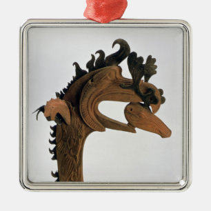 Adorno Metálico Un grifo que sostiene un ciervo en su pico