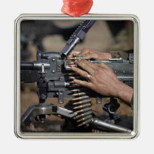 Adorno Metálico Un infante de marina carga la mañana -