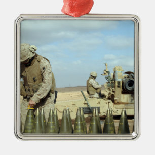 Adorno Metálico Un infante de marina de los E.E.U.U. prepara