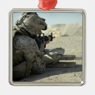 Adorno Metálico Un infante de marina enciende un rifle de servicio
